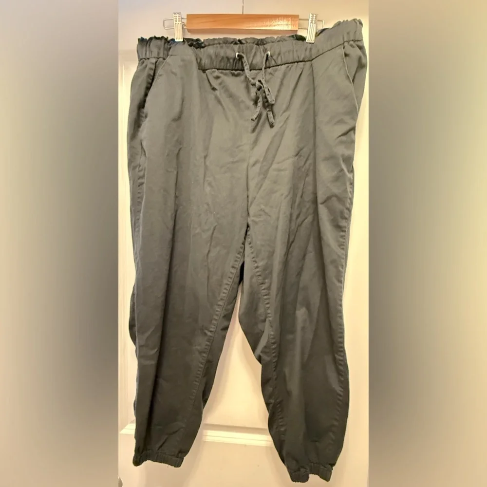 Women’s black Levi pull on pants - Picture 1 of 4